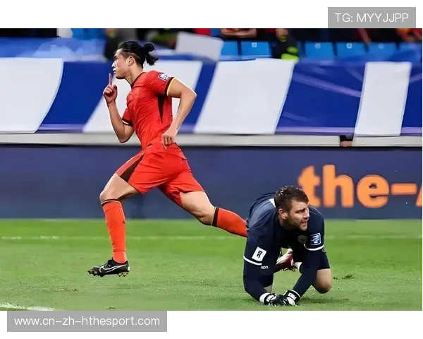 足球脚后跟妙射全场惊呼：技术与艺术的极致表现