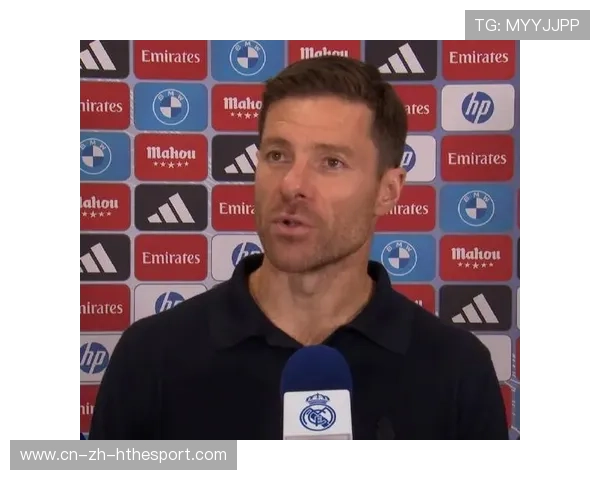 阿隆索赛后偷笑被拍到